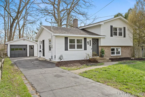 $359,900 | 1510 Southlawn Drive Southwest, Wyoming, MI 49509