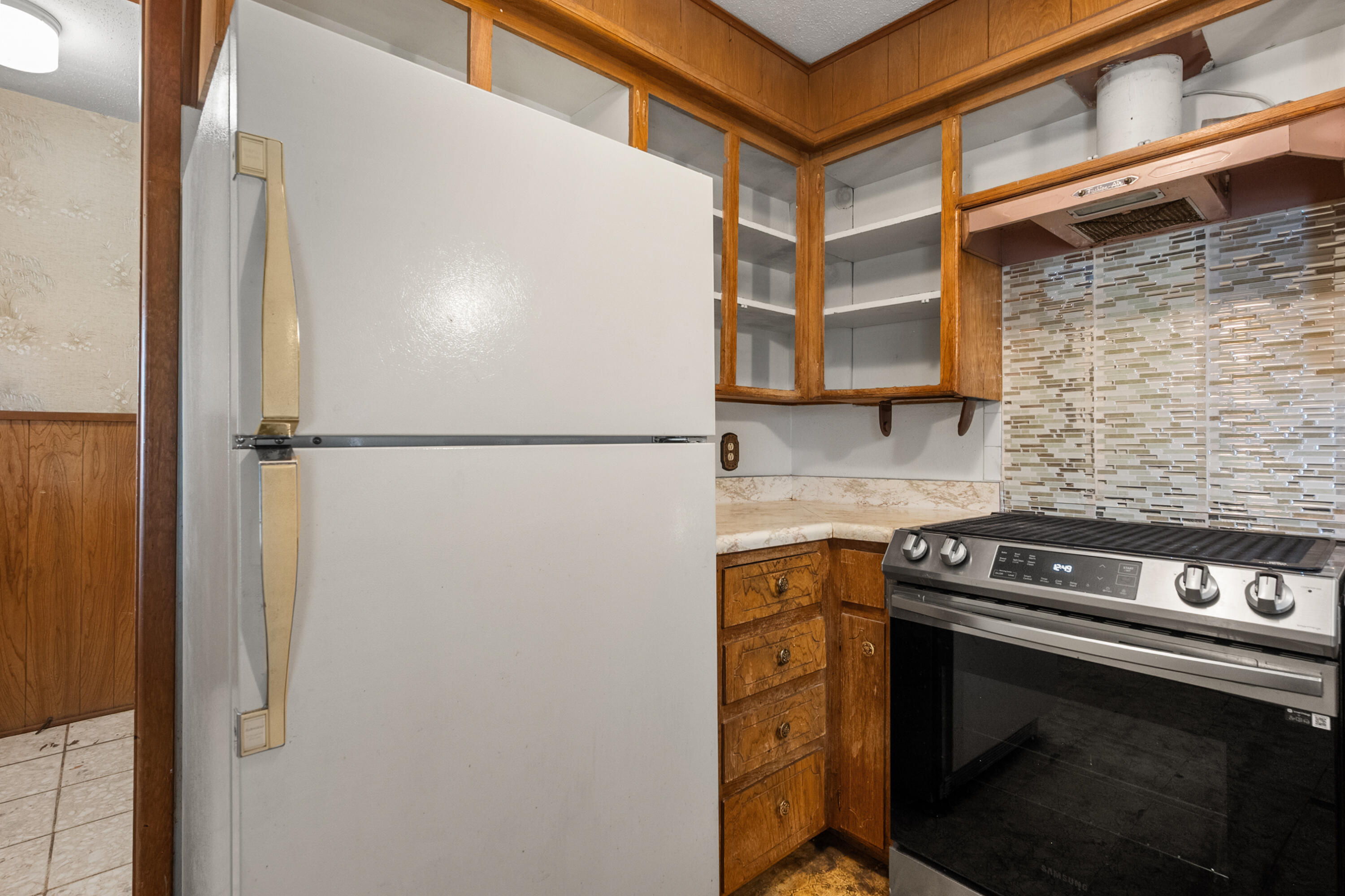5440 48th Street Lubbock, TX 79414 - Photo 8 of 28 a utility room with dryer and washer