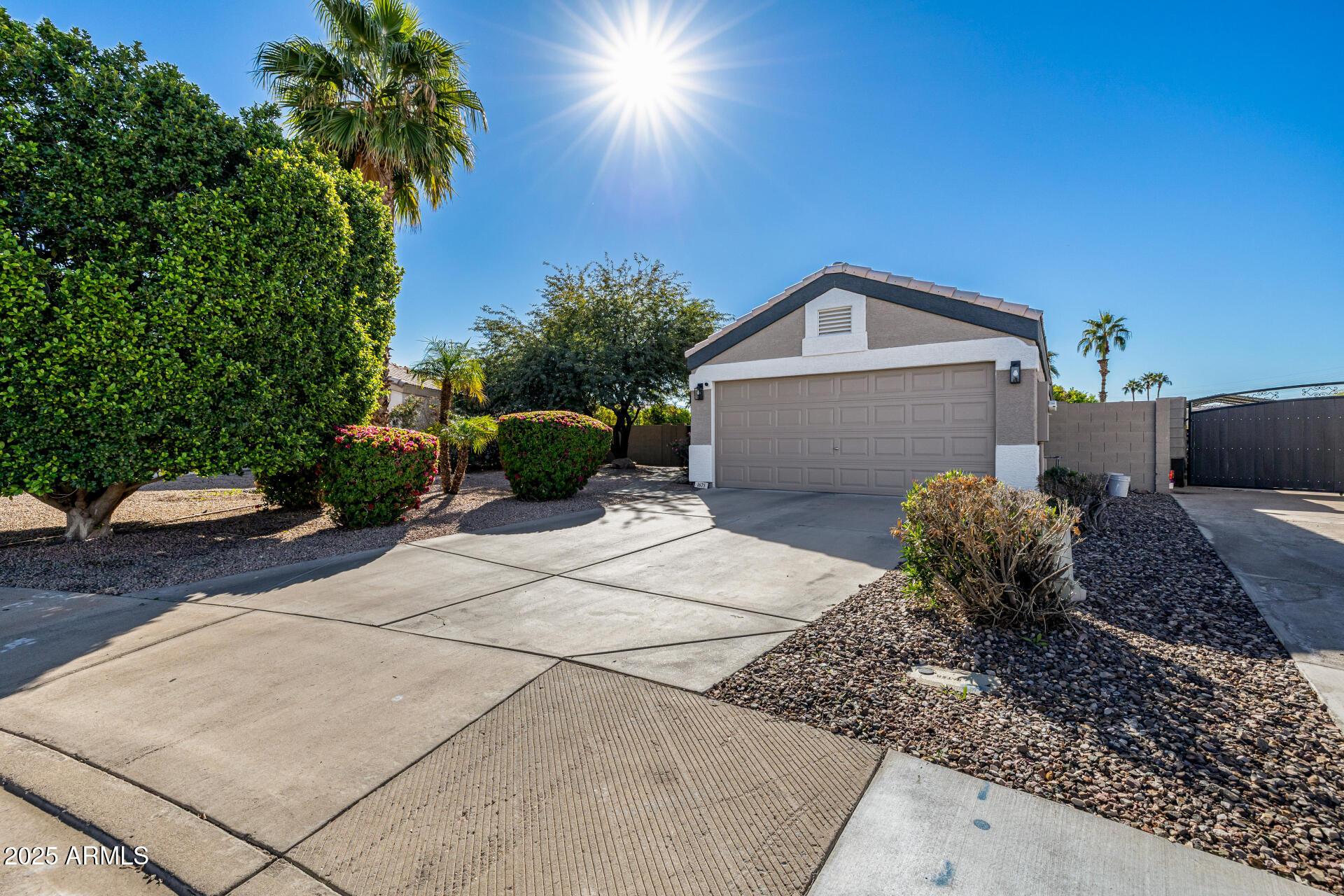 1675 East Robin Lane Gilbert, AZ 85296 - Photo 3 of 29 a front view of a house with garden