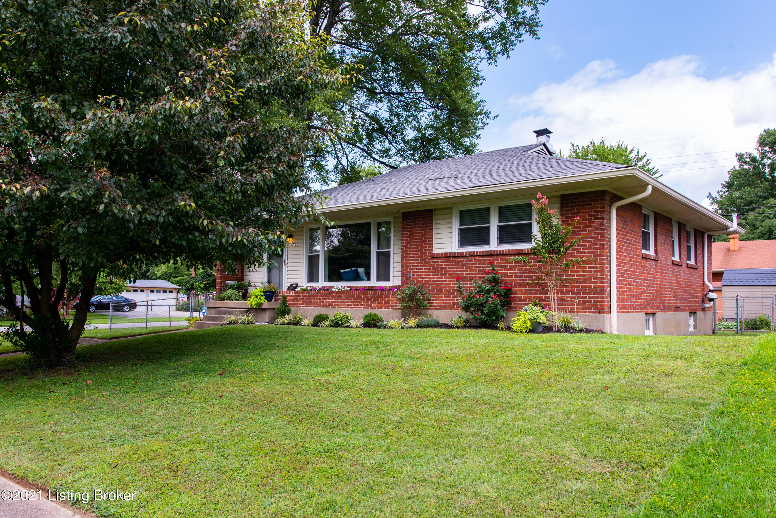 3733 Rouge Way Louisville, KY 40218 - Photo 2 of 35 9441