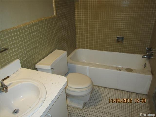 25671 Lahser Road Southfield, MI 48033 - Photo 6 of 6 bath.jpg