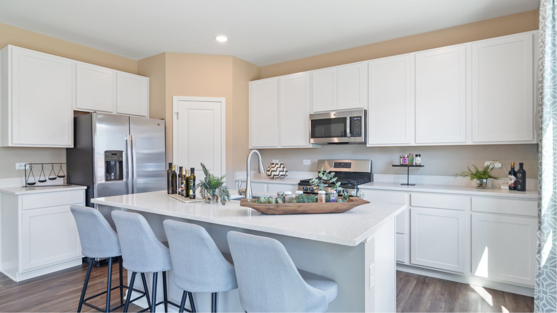 346 Danforth Way Oswego, IL 60543 - Photo 3 of 14 a kitchen with appliances a sink and cabinets