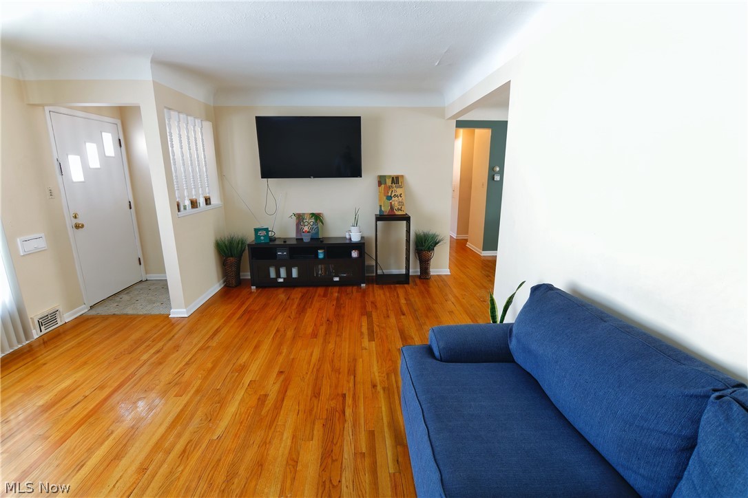 4378 Urban Road Cleveland, OH 44121 - Photo 3 of 24