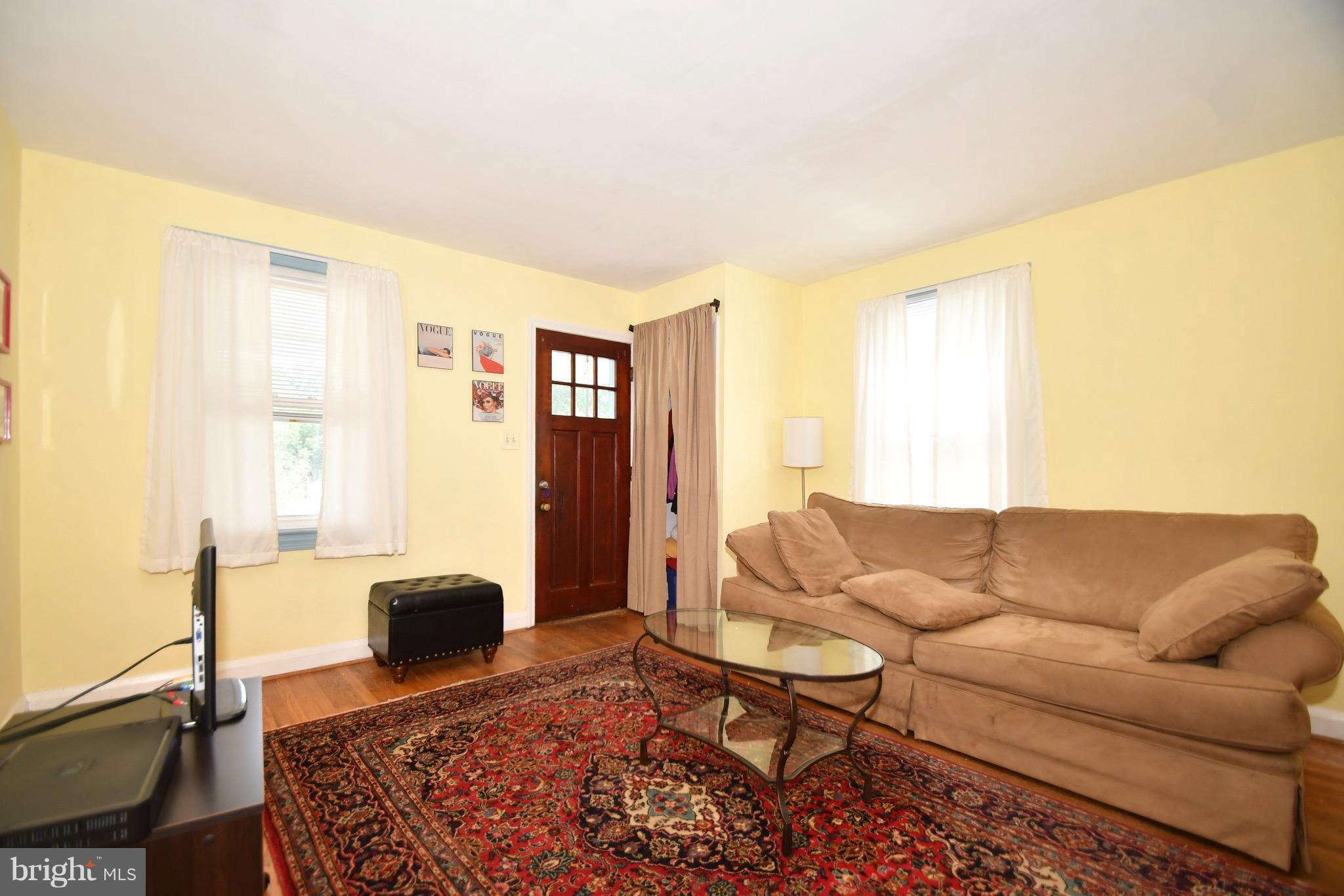 1202 Overbrook Road Baltimore, MD 21239 - Photo 3 of 23 Living Room