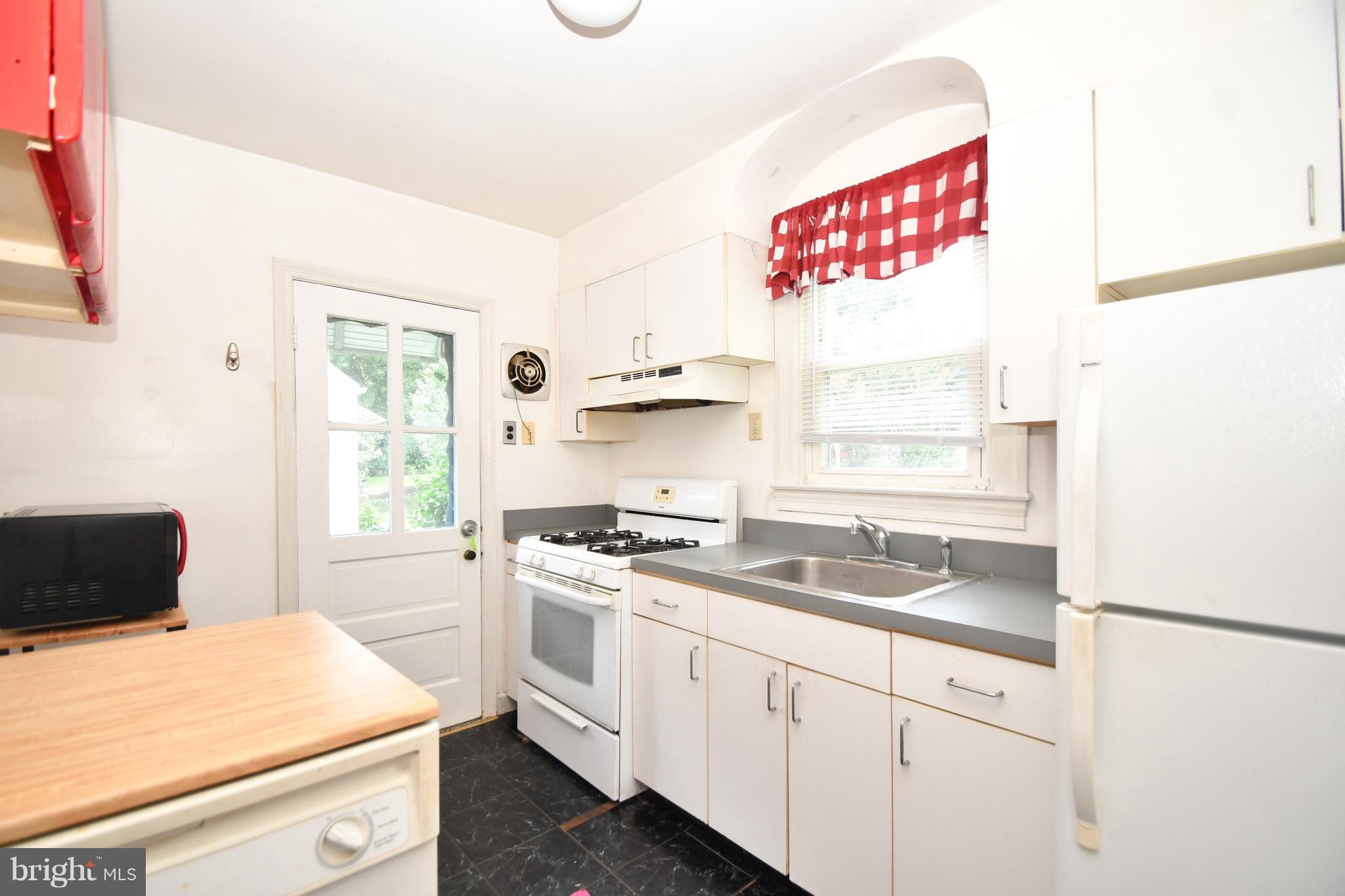 1202 Overbrook Road Baltimore, MD 21239 - Photo 7 of 23 Kitchen