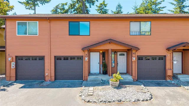 $329,000 | 690 Northwest Atalanta Way, Unit B9, Oak Harbor, WA 98277