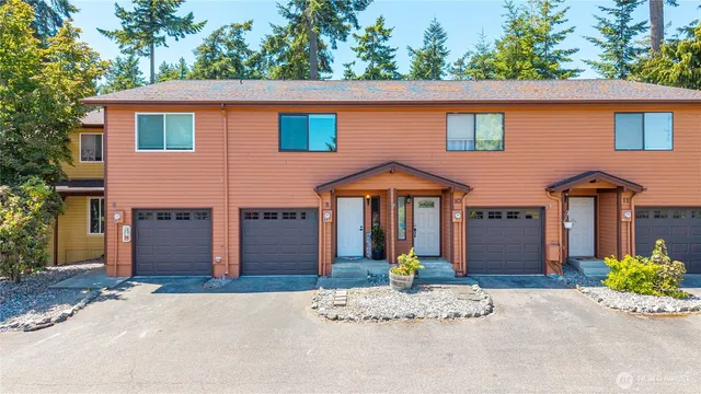 $329,000 | 690 Northwest Atalanta Way, Unit B9, Oak Harbor, WA 98277