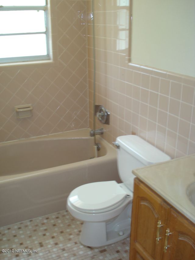 4726 Silver Ridge Drive Jacksonville, FL 32207 - Photo 12 of 16 Hall Bathroom