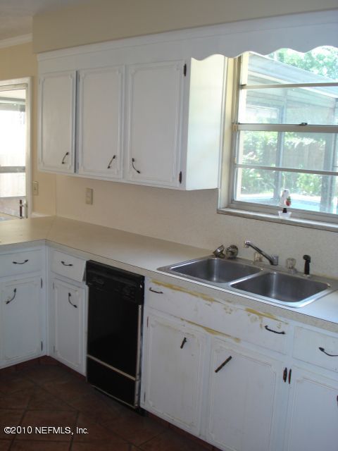 4726 Silver Ridge Drive Jacksonville, FL 32207 - Photo 7 of 16 Kitchen