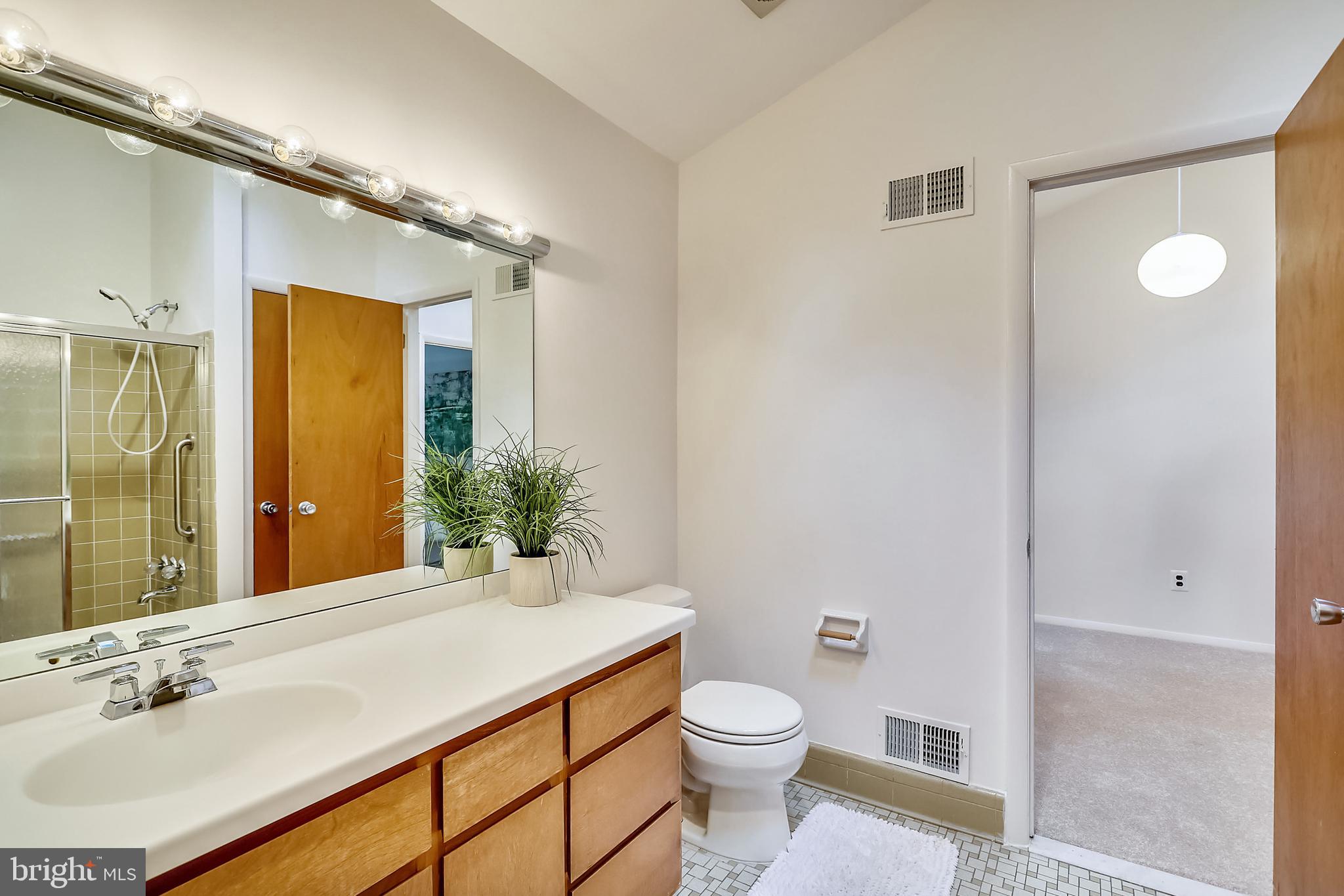 10108 Bevern Lane Potomac, MD 20854 - Photo 18 of 47 Full Bath