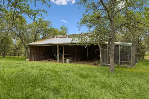 a view of a house with backyard and garden