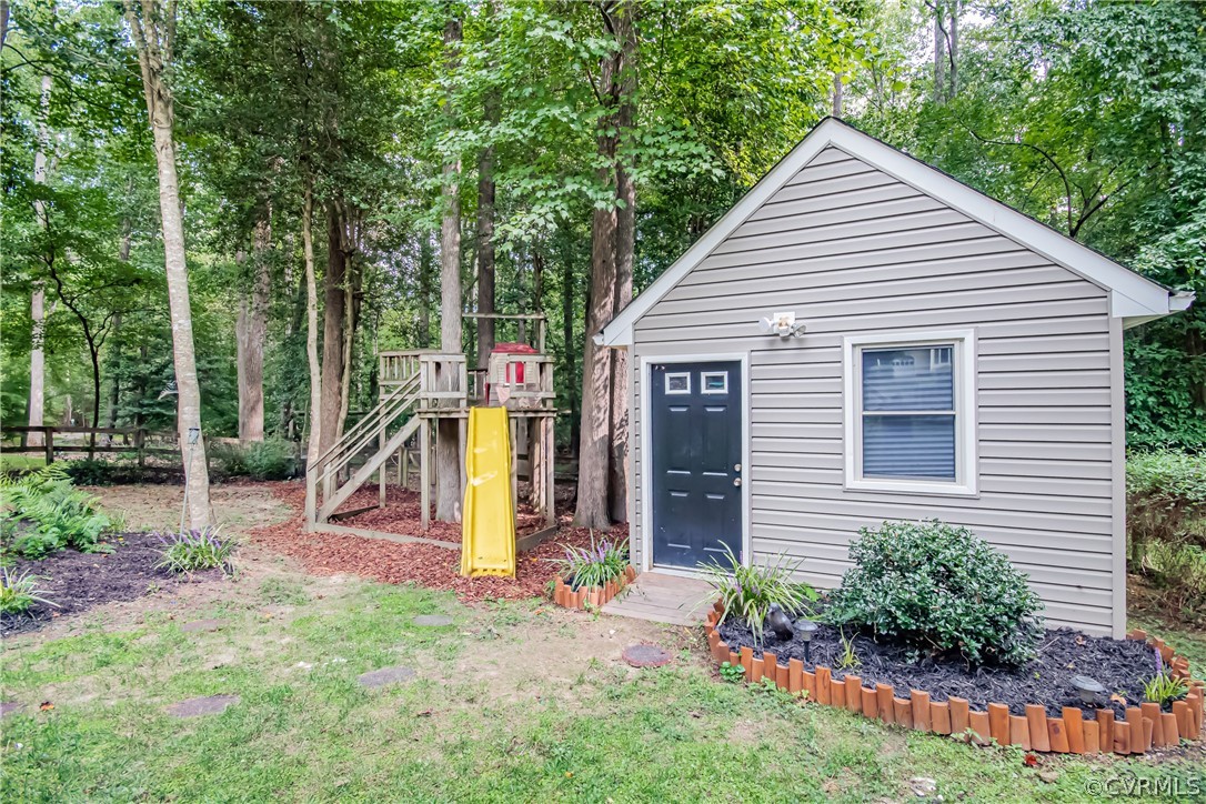 5501 Chestnut Bluff Road Midlothian, VA 23112 - Photo 31 of 33 a view of a house with backyard and garden