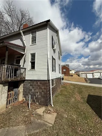 a view of a house with backyard