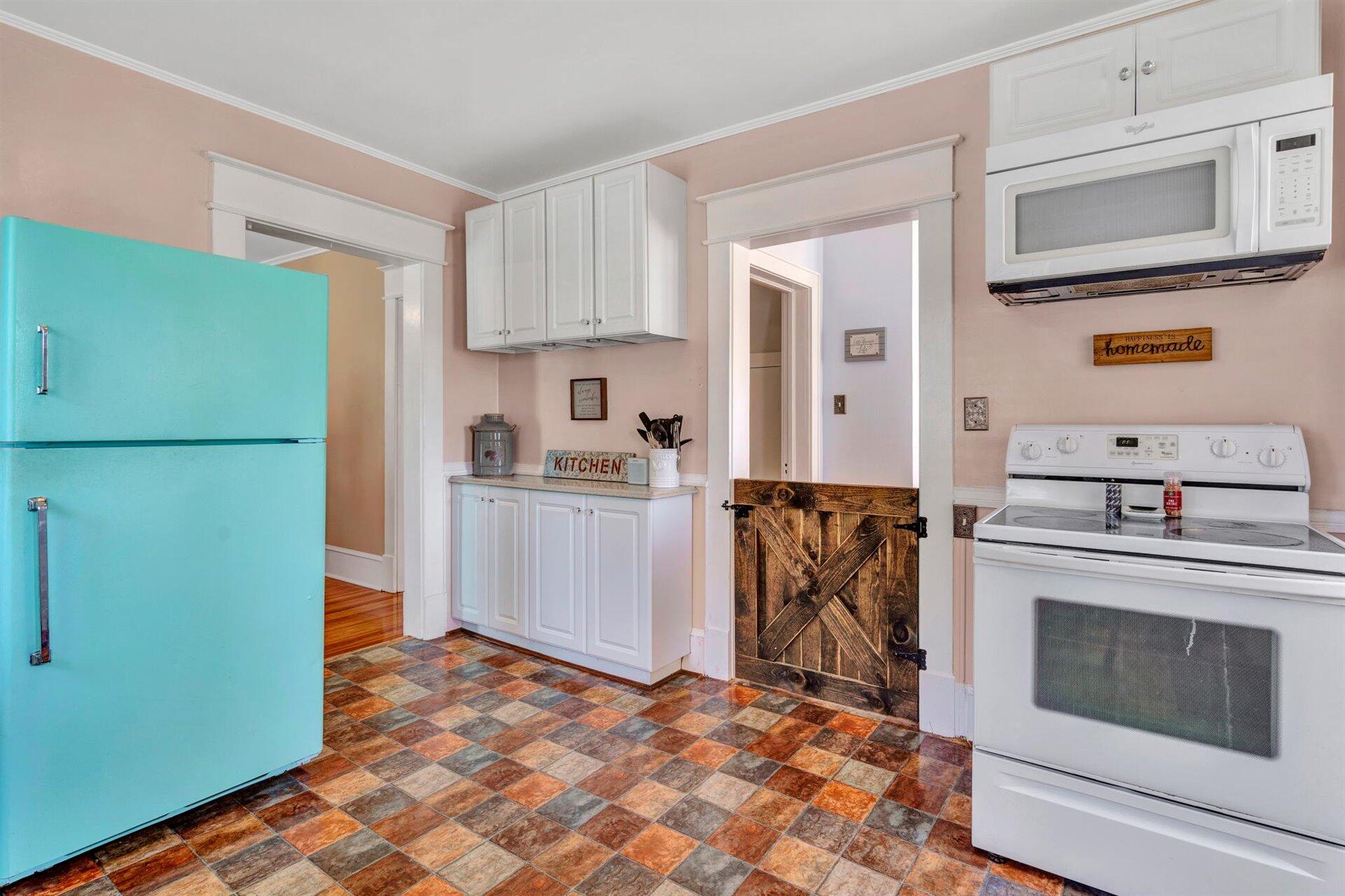 3840 Cove Road Roanoke, VA 24017 - Photo 15 of 47 a kitchen with stainless steel appliances granite countertop a refrigerator sink and stove