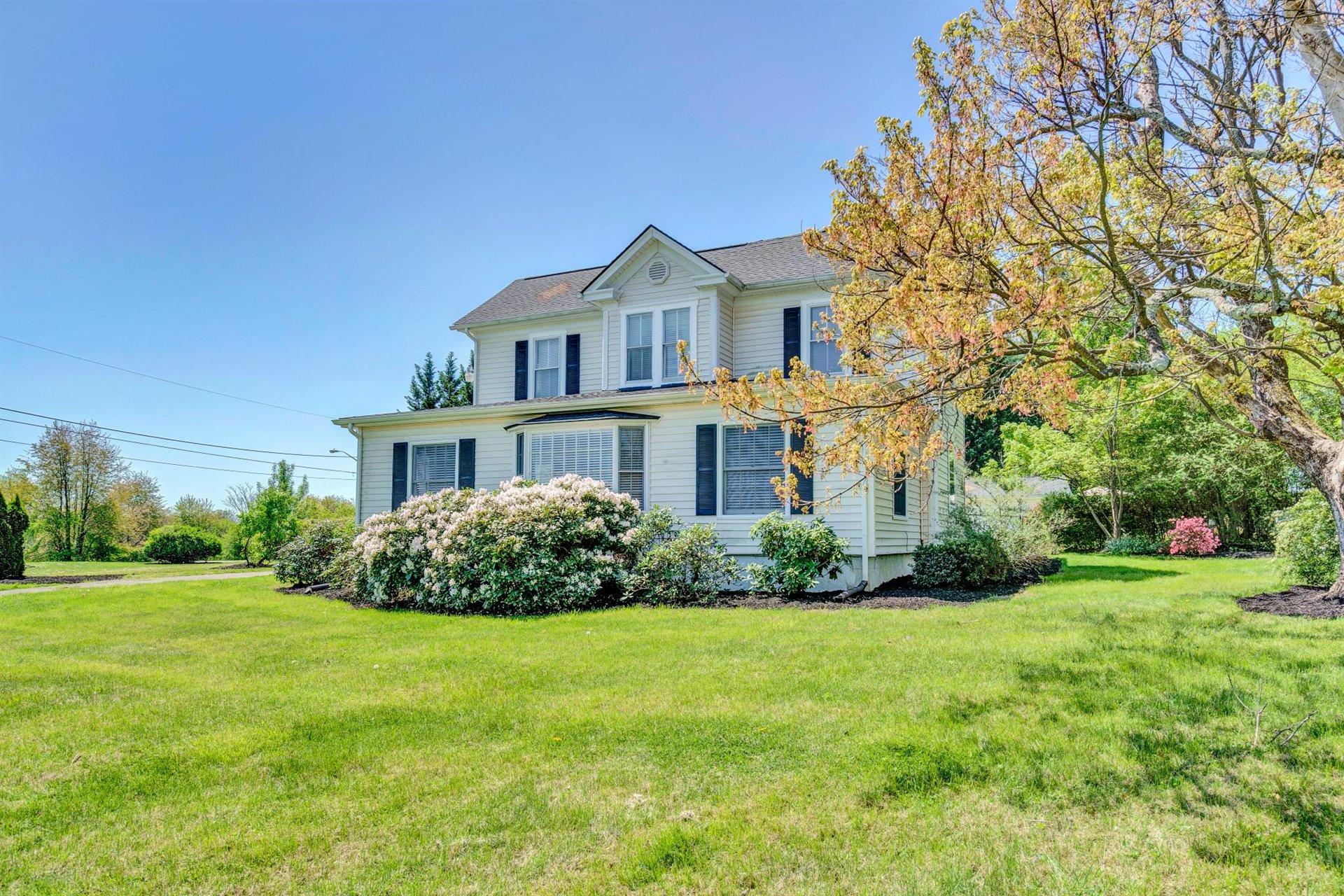 3840 Cove Road Roanoke, VA 24017 - Photo 3 of 47 a front view of a house with a garden