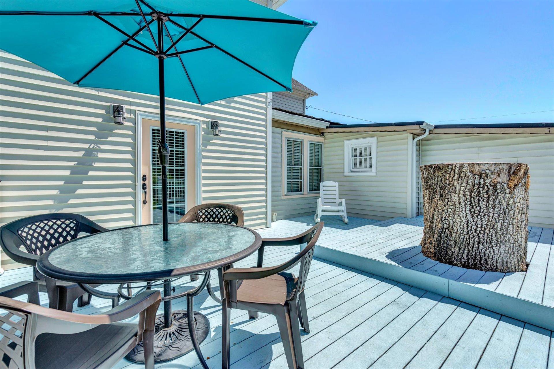 3840 Cove Road Roanoke, VA 24017 - Photo 33 of 47 a backyard of a house with table and chairs