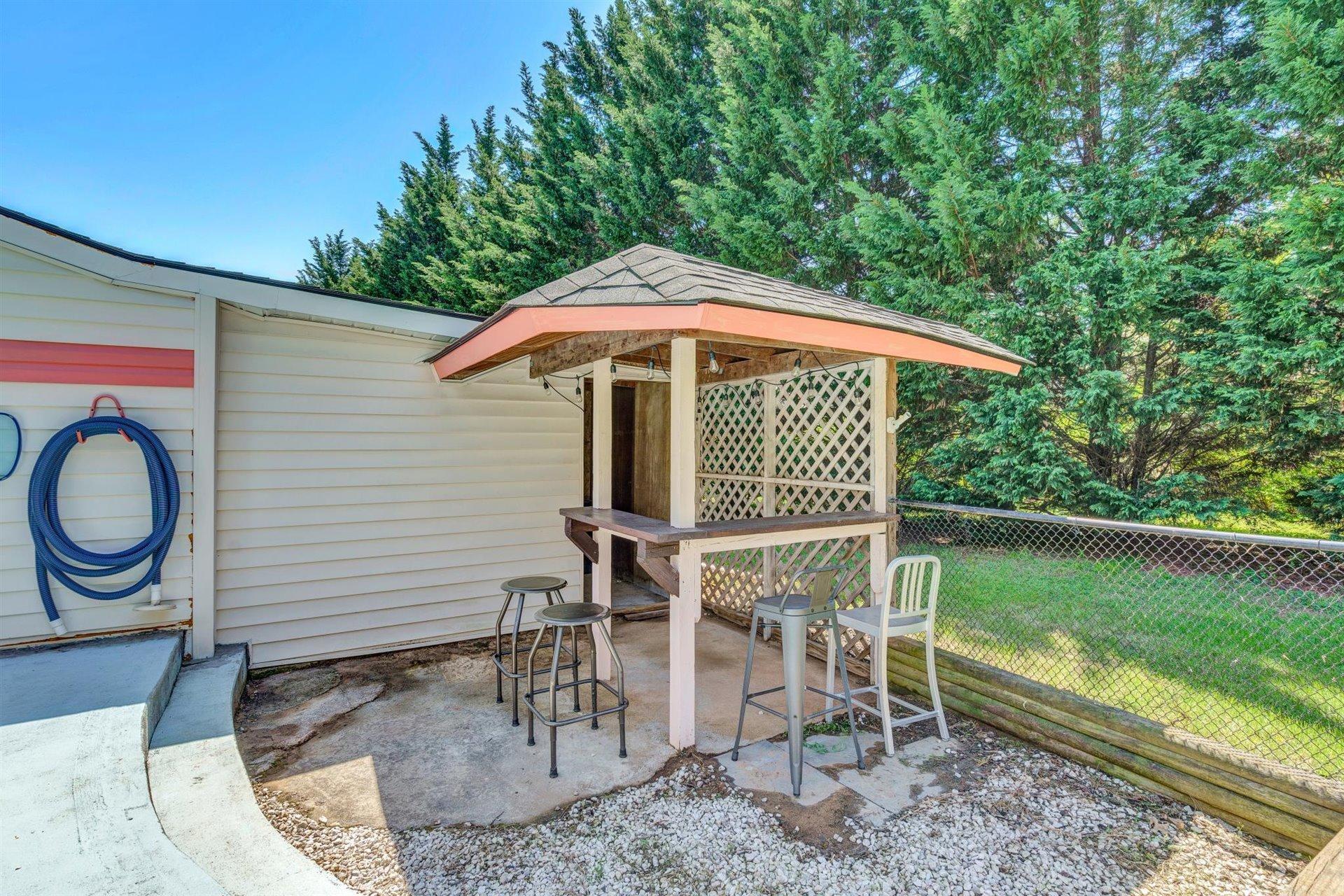 3840 Cove Road Roanoke, VA 24017 - Photo 39 of 47 a backyard of a house with table and chairs