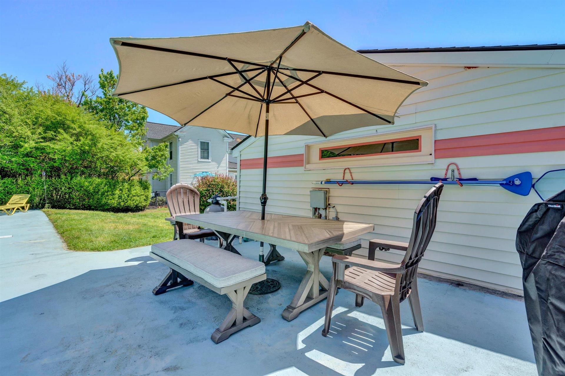 3840 Cove Road Roanoke, VA 24017 - Photo 40 of 47 a view of a lounge chairs in the patio