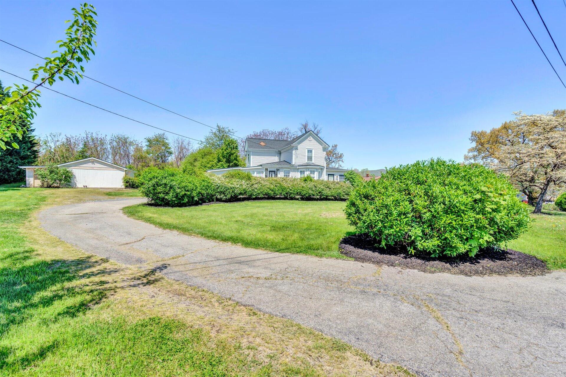 3840 Cove Road Roanoke, VA 24017 - Photo 45 of 47 a view of a garden with a building in the background