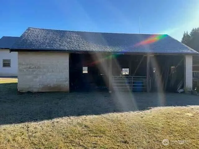 a view of a house with backyard