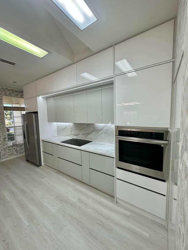 7660 Mansfield Hollow Road Delray Beach, FL 33446 - Photo 8 of 30 a kitchen with a stove and a refrigerator