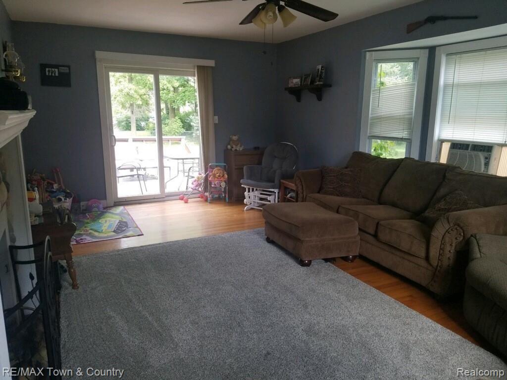 1207 East Mt Morris Road Mount Morris, MI 48458 - Photo 10 of 24 MMfront room.jpg