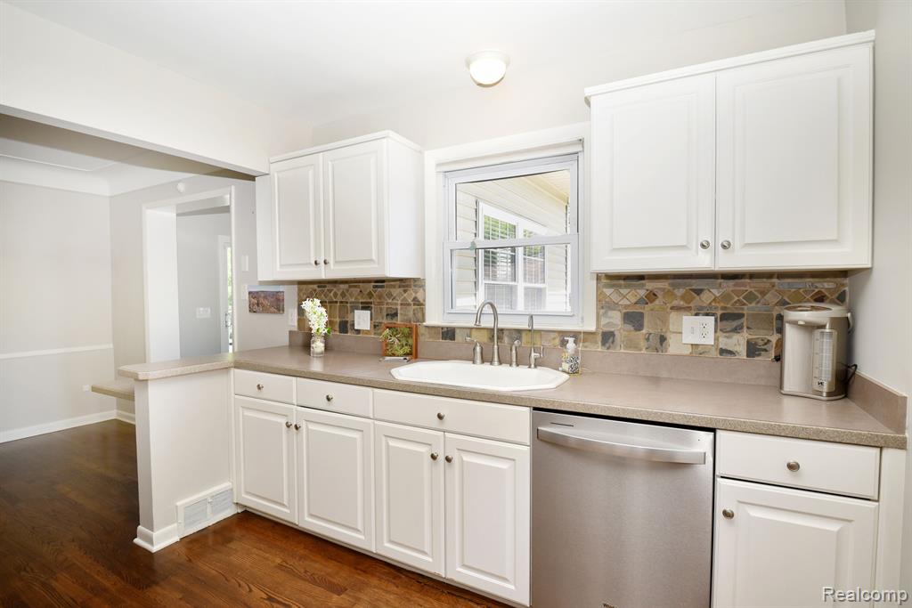 4196 Wakefield Road Berkley, MI 48072 - Photo 10 of 39