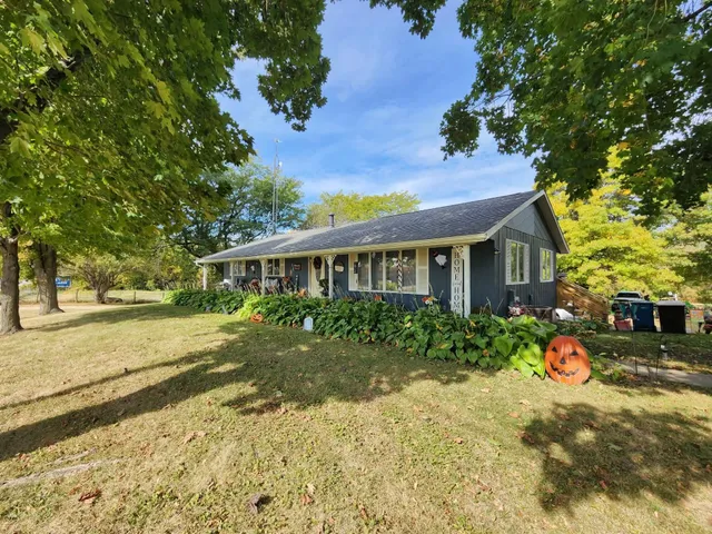 a view of a yard with a house in back