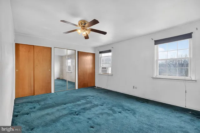 a view of empty room with window