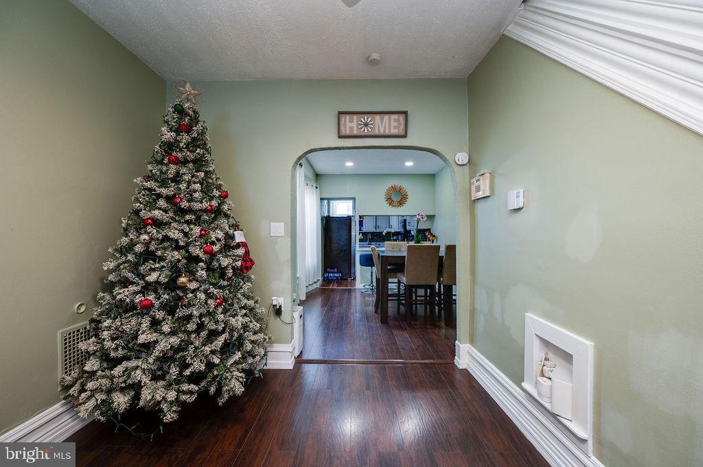 431 South 11th Street Reading, PA 19602 - Photo 12 of 43 Love the curved entry way.