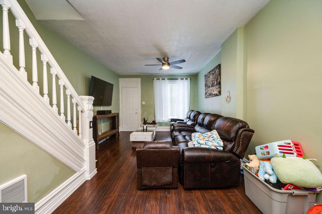 431 South 11th Street Reading, PA 19602 - Photo 10 of 43 Cozy living space with inviting ambiance.
