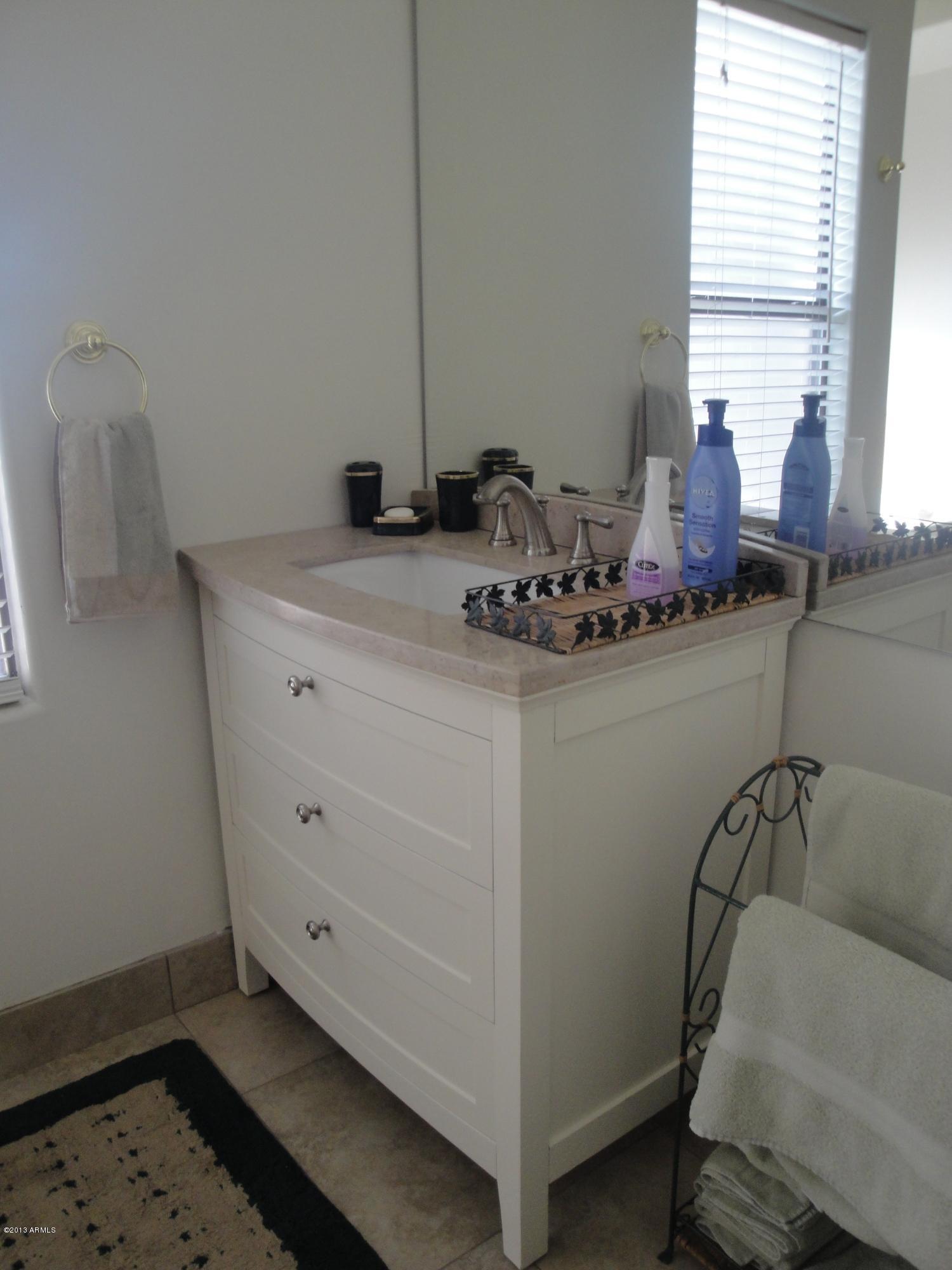 7272 East Gainey Ranch Road, Unit 124 Scottsdale, AZ 85258 - Photo 20 of 36 UPSTAIRS MASTER BATH
