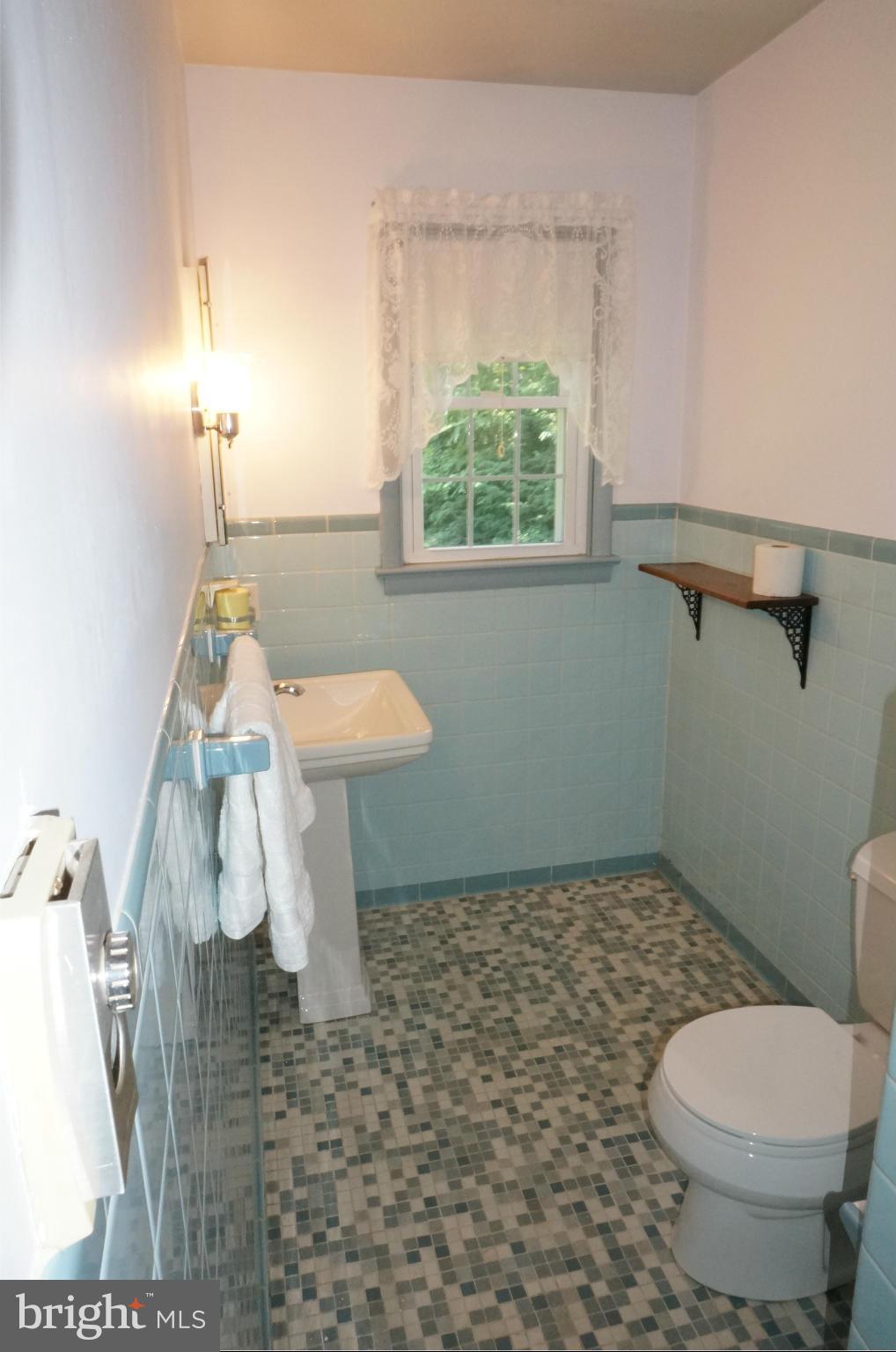 17816 Pin Oak Road Hagerstown, MD 21740 - Photo 13 of 29 Hall Bath