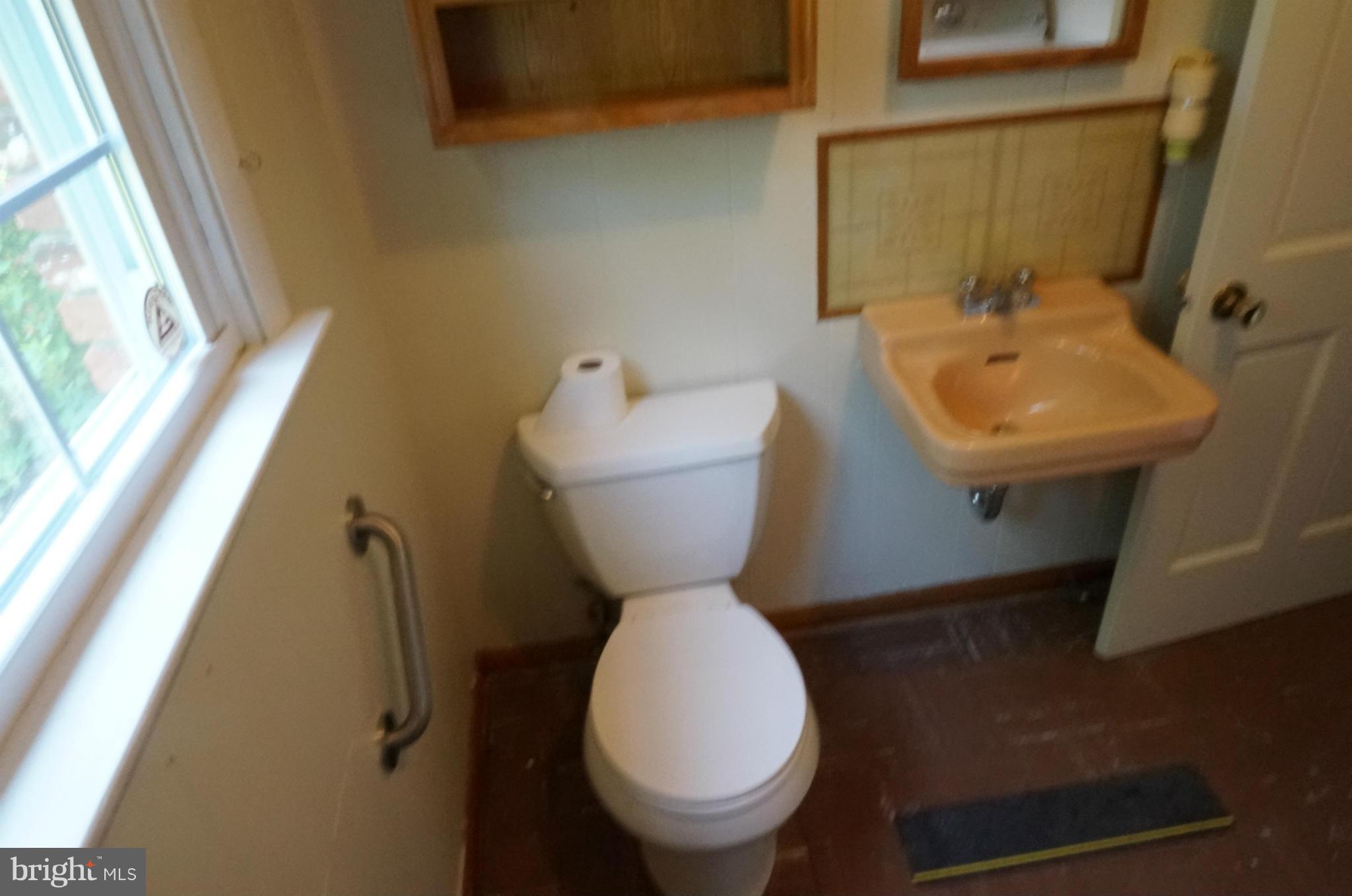 17816 Pin Oak Road Hagerstown, MD 21740 - Photo 19 of 29 Laundry Room - 1/2 Bath