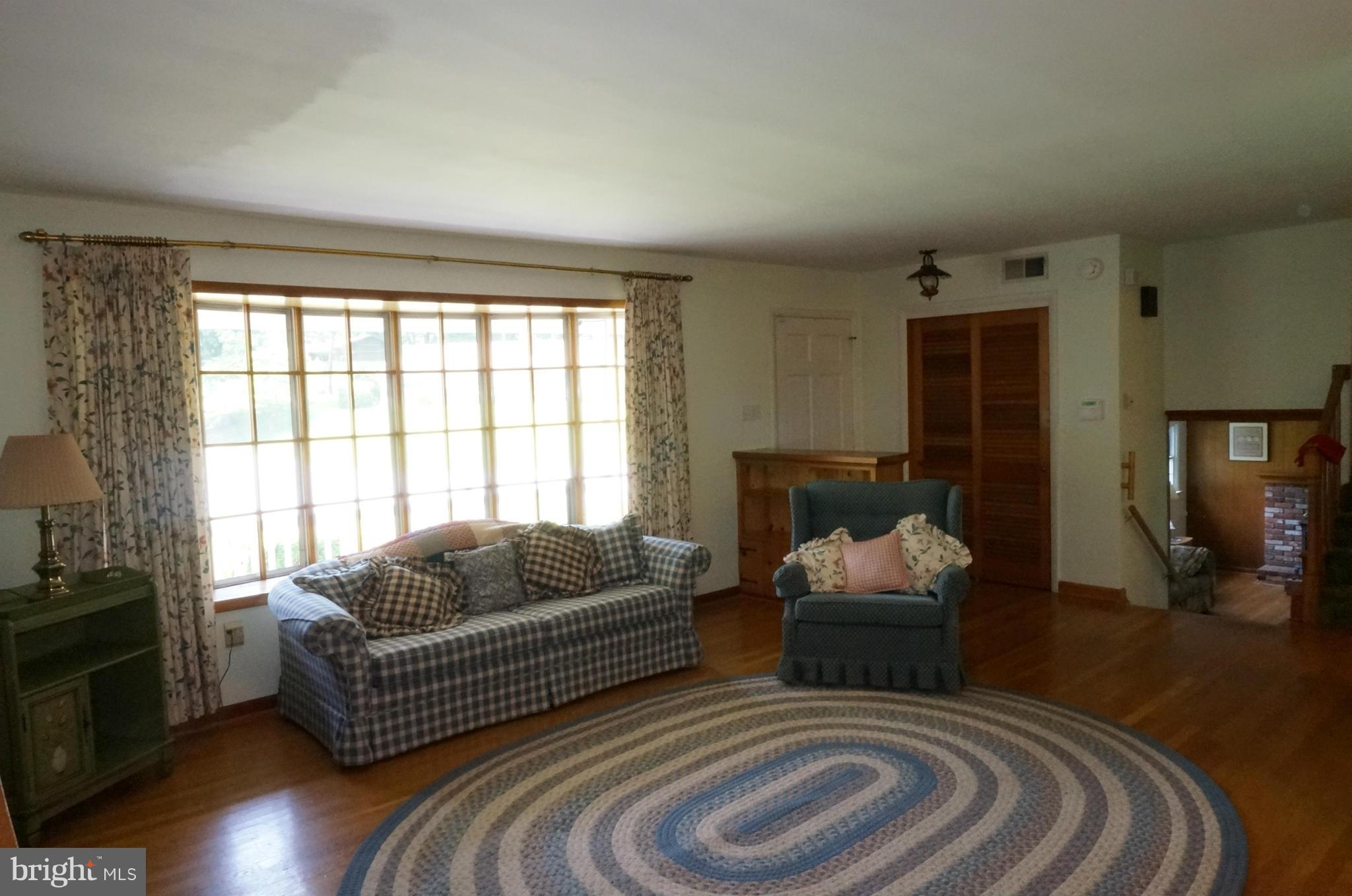 17816 Pin Oak Road Hagerstown, MD 21740 - Photo 3 of 29 Living Room