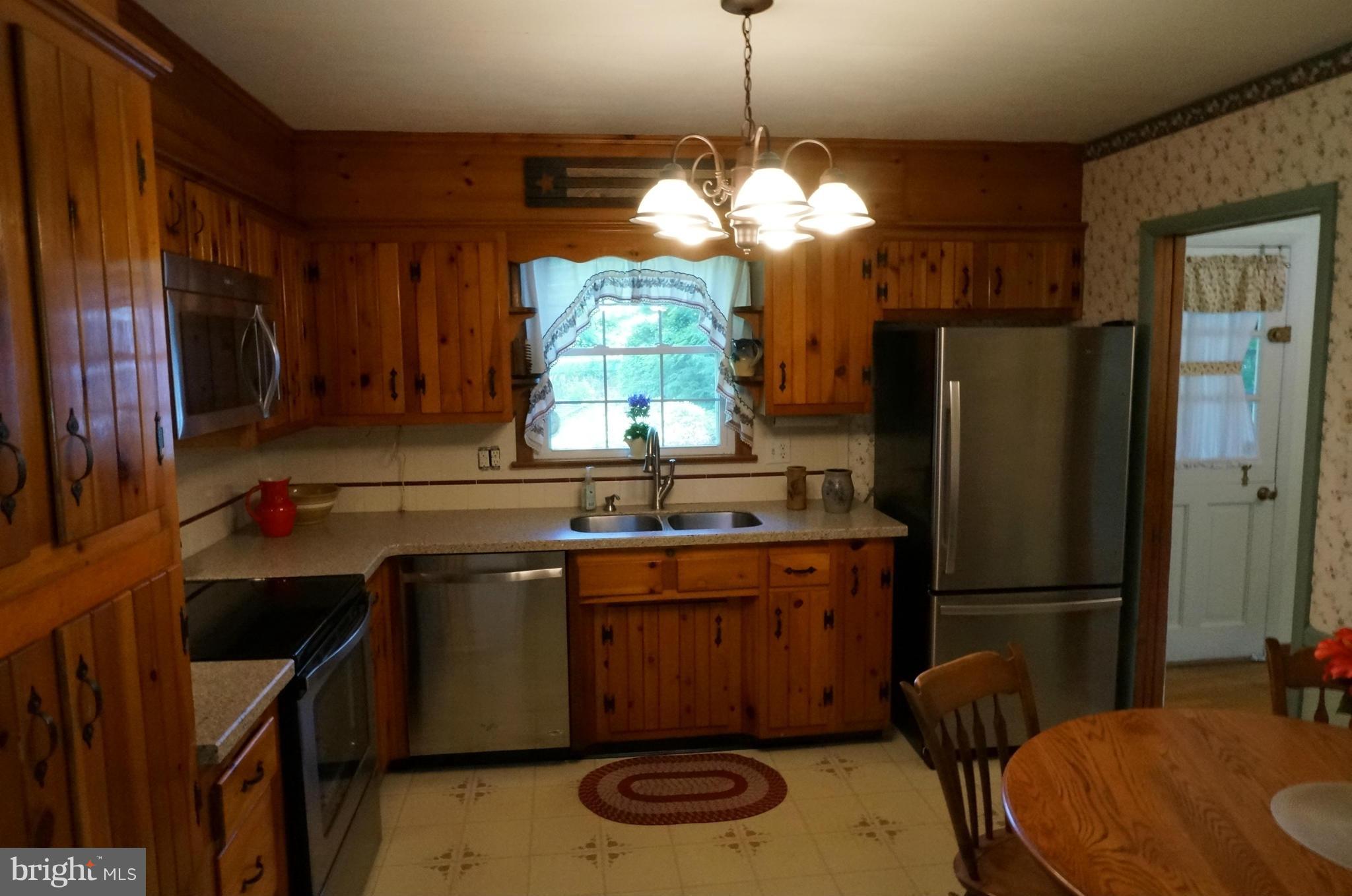 17816 Pin Oak Road Hagerstown, MD 21740 - Photo 7 of 29 Updated Countertops, Sink, Stainless Appliances