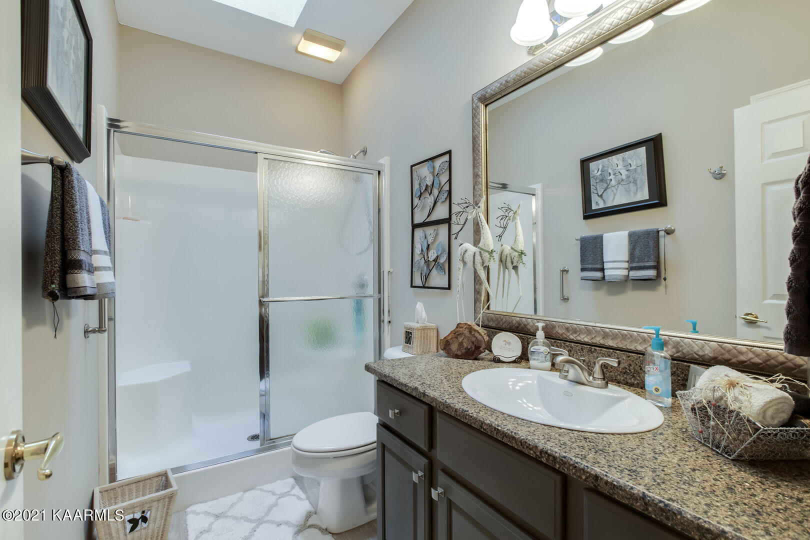 123 Inata Circle Loudon, TN 37774 - Photo 32 of 40 32_123 Inata Circle_GuestBath
