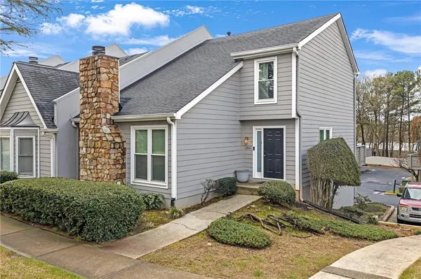 a view of a house with backyard