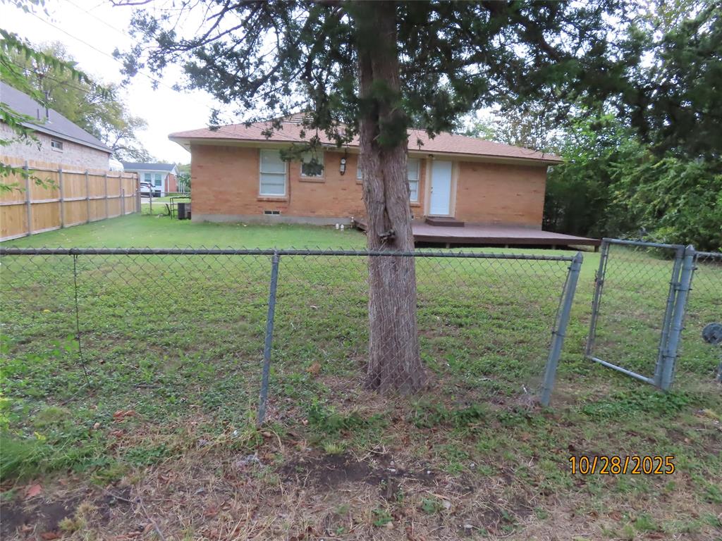 1719 Andrew Street Mesquite, TX 75149 - Photo 11 of 12 a backyard of a house with lots of green space
