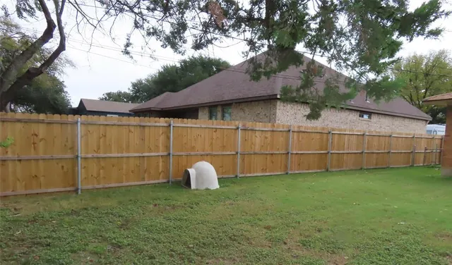 a view of a backyard