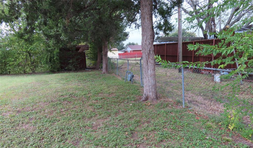 1719 Andrew Street Mesquite, TX 75149 - Photo 9 of 12 a backyard of a house with lots of green space