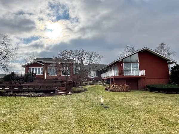 $925,000 | 600 Ahlstrand Road, Glen Ellyn, IL 60137