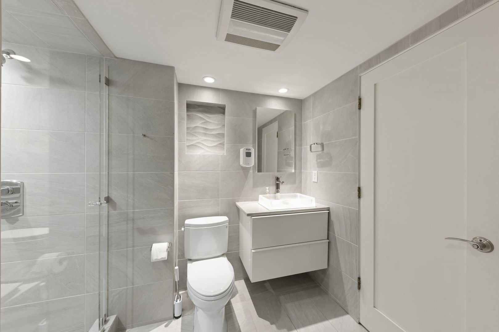 1940 Green Trails Drive Lisle, IL 60532 - Photo 15 of 31 a bathroom with a toilet a sink and shower