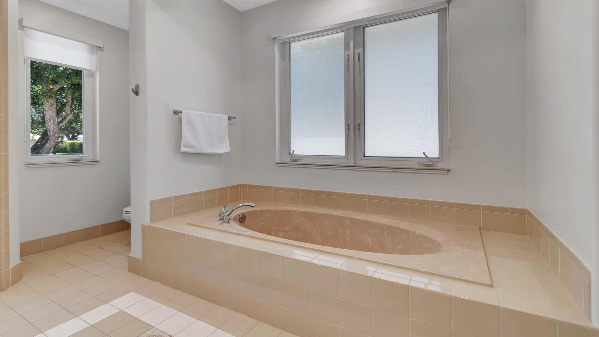 514 Northwest 13th Street Delray Beach, FL 33444 - Photo 20 of 35 a bathroom with a bathtub