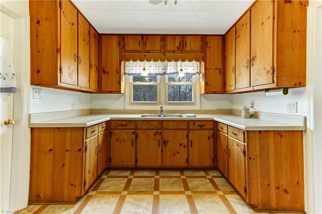 5532 Murphy Road Summerfield, NC 27358 - Photo 8 of 30 Kitchen