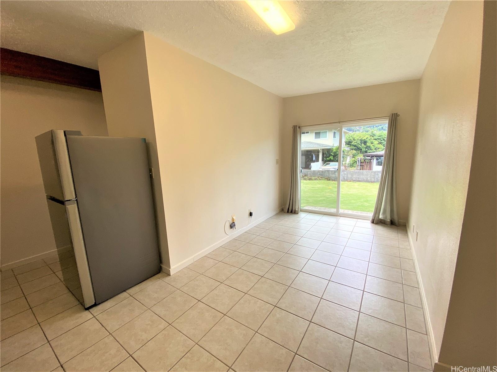3339 Manoa Road, Unit 5 Honolulu, HI 96822 - Photo 6 of 13 a view of an empty room with a window