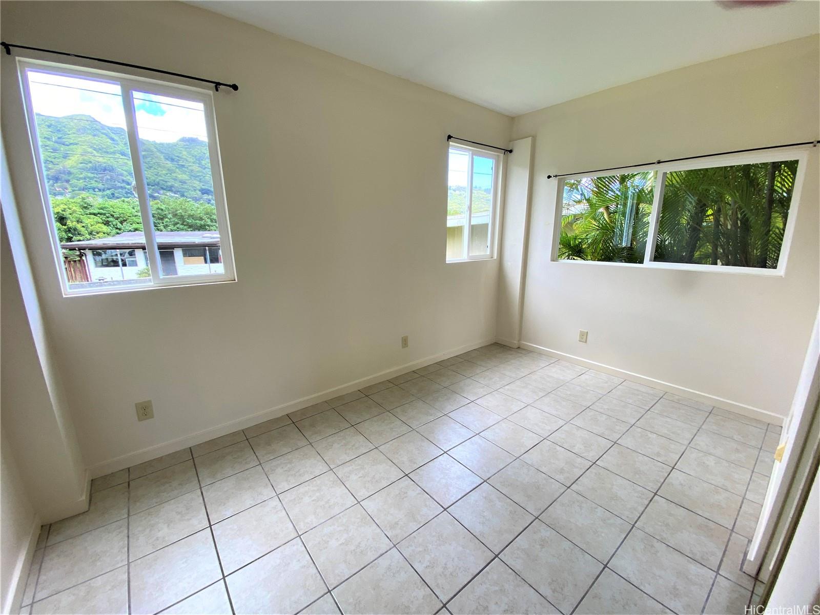 3339 Manoa Road, Unit 5 Honolulu, HI 96822 - Photo 7 of 13 a view of an empty room with a window