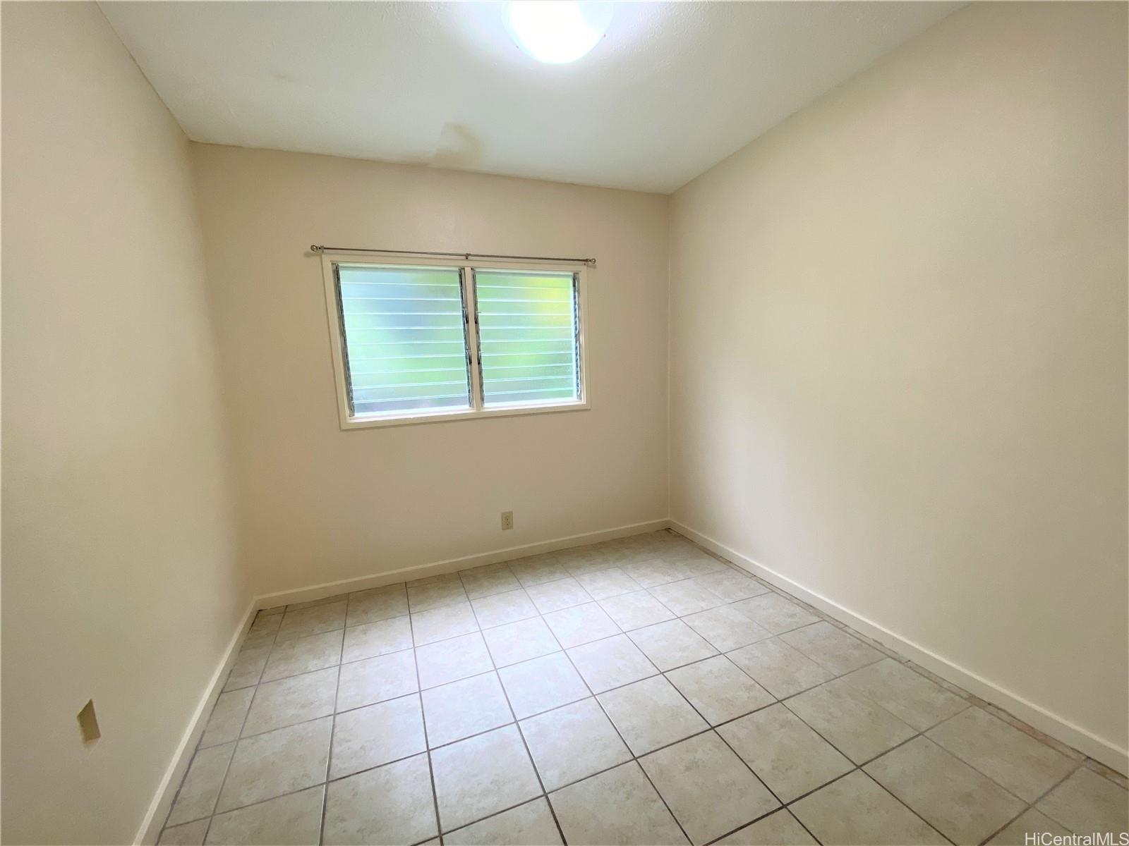 3339 Manoa Road, Unit 5 Honolulu, HI 96822 - Photo 9 of 13 an empty room with a window