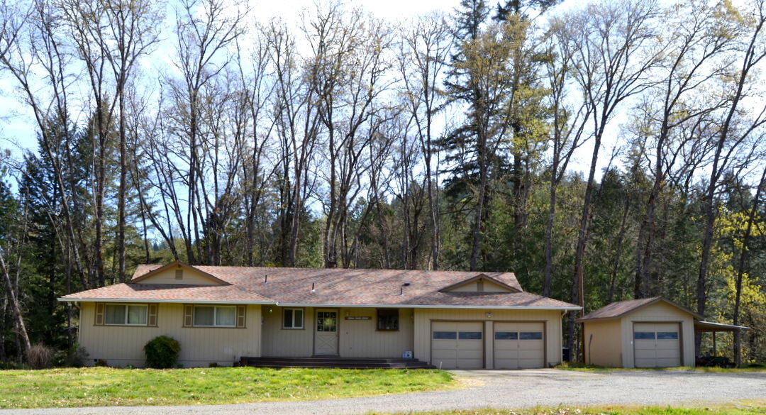 3900 Fish Hatchery Road Grants Pass, OR 97527 - Photo 4 of 29 DSC_3244
