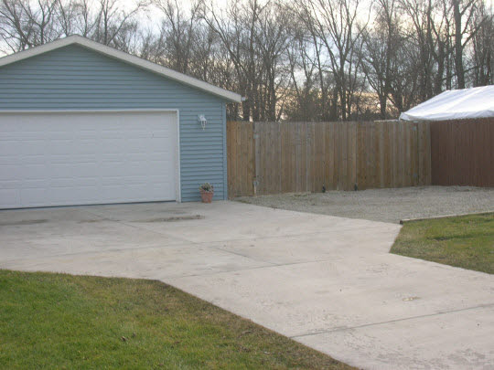 425 Barry Road Rockford, IL 61109 - Photo 2 of 5 a backyard of a house